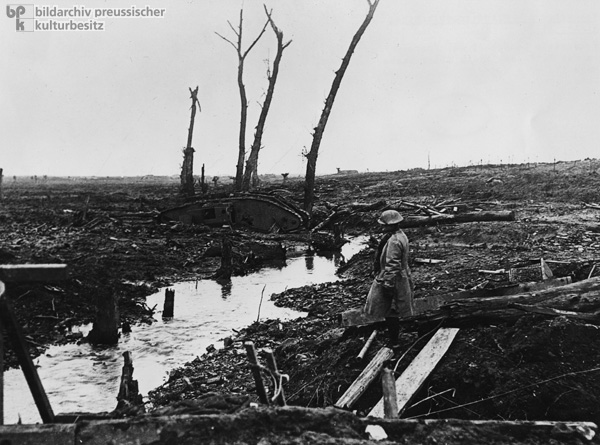 Verwüstete Landschaft bei Ypern mit einem zerstörten britischen Mark IV-Panzer (1917)